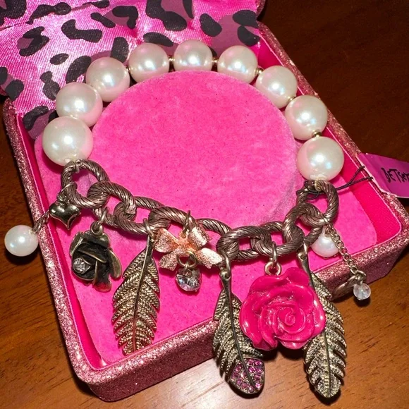 SOLD🩷[ Betsey Johnson ] Pearl & Chain Charm Bracelet - Picture 2 of 11
